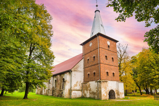 Rusnė Evangelical Lutheran Church - Evangelical Lutheran Church in &Scaron;ilutė district, Rusnė. Built in 1809. The church is an architectural monument, 1992.  Old church.
