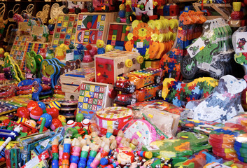 Fototapeta na wymiar Na kiermaszu świątecznym obecne są różnego rodzaju zabawki i ozdoby
