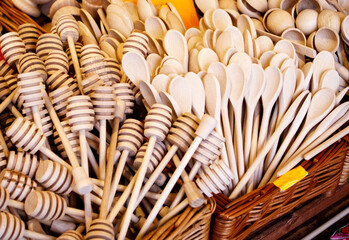 Na kiermaszu świątecznym obecne są różnego rodzaju zabawki i ozdoby © JDziedzic