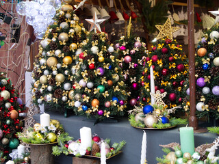 Na kiermaszu święta Bożego Narodzenia królują świąteczne dekoracje, ozdoby i smakołyki związane ze świętami - obrazy, fototapety, plakaty