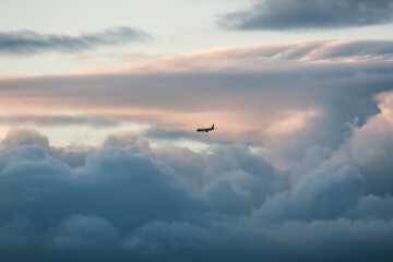 Flugzeug in Wolken