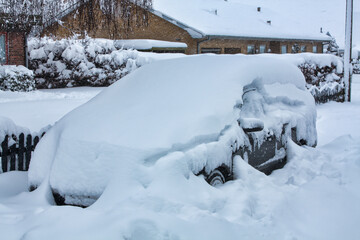 Fototapeta na wymiar snow covered car