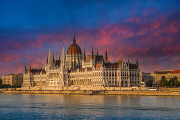 Obraz premium Building of the Hungarian National Parliament at sunset in Budapest,Hungary.