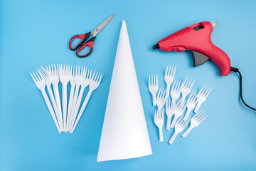 How to make a creative Christmas tree from plastic disposable forks. Step-by-step photo...