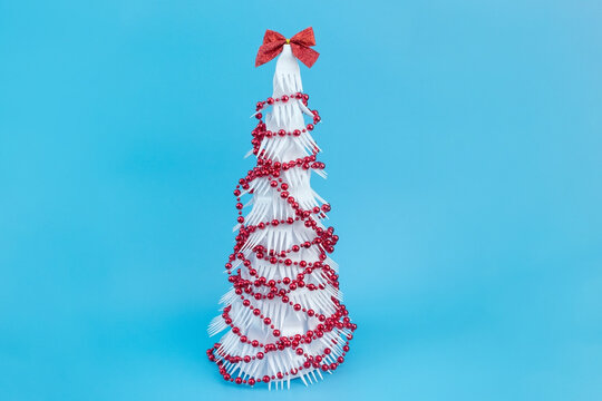 How to make a creative Christmas tree from plastic disposable forks. Step-by-step photo instruction. Handmade, DIY. Reusable and zero waste concept. Final result
