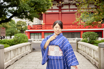 浅草寺　着物の日本人女性
