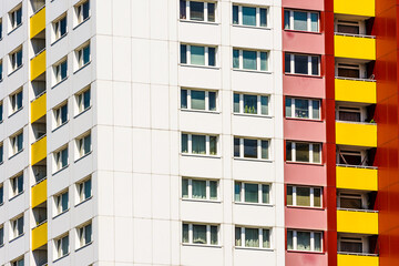 Ausschnitt Hochhaus weiß, gelb, rot