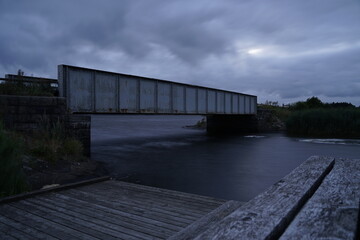Fußgangerbrücke am Fjord in Dänemark