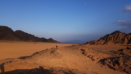 image of the desert and mountains on the Sinai Peninsula at sunset. The Sinai Desert is an attraction accessible to vacationers of all resort areas of Charm.excursion in Egypt.