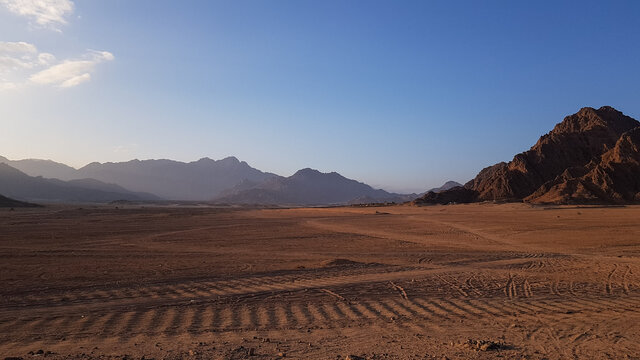 image of the desert and mountains on the Sinai Peninsula at sunset. The Sinai Desert is an attraction accessible to vacationers of all resort areas of Charm.excursion in Egypt.