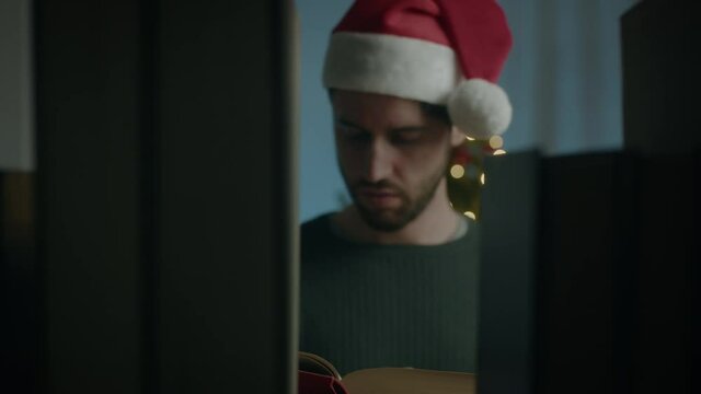 Ragazzo prende libro in libreria a Natale con cappello