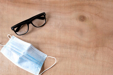 gafas y mascarilla sobre fondo con textura