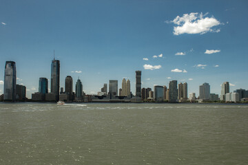 Obraz premium New Yorck City during the day with buildings and clear skies