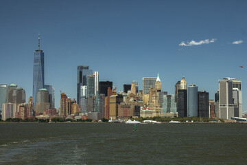Obraz premium New Yorck City during the day with buildings and clear skies