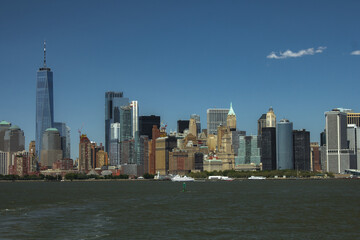 Naklejka premium New Yorck City during the day with buildings and clear skies