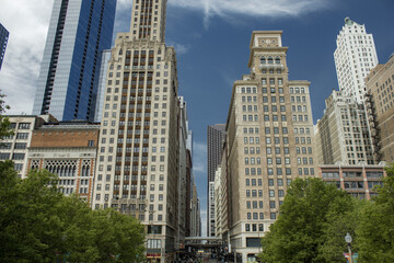 Fototapeta na wymiar Street photo in Chicago with clear skies and buildings