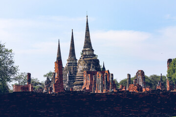 Obraz premium Majestic ancient ruins in Wat Mahathat inside the famous heritage site of Ayutthaya Historical Park in Thailand