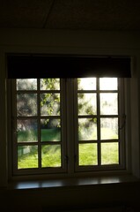 Sonnenstrahlen durch das Fenster Frühling
