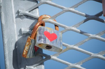 Liebesschloss Schloss mit Herz an Brücke Brückengeländer Liebe