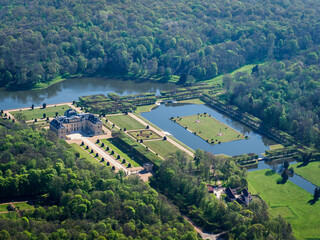 vue aérienne du château de Voisins dans les Yvelines en France