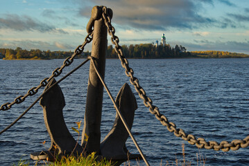 Naklejka premium Russia. Vologda region is a huge anchor on a chain installed on the embankment of the Kubinka River in the city of Ustye.
