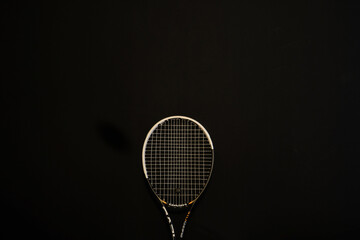 Freigestellter Tennisschläger auf schwarzem Hintergrund