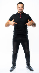 Naklejka premium portrait of a man in a black t-shirt and jeans in the studio. pumped up Italian macho. isolated white background