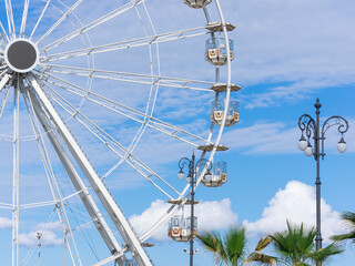 Ruota panoramica con cielo azzurro e nuvole