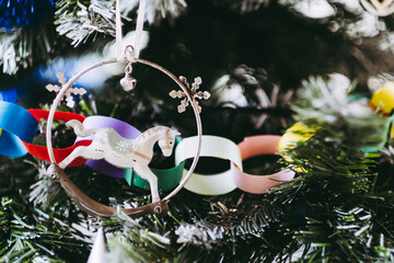 Cheval à bascule suspendu dans un sapin de Noël - Décoration de fêtes
