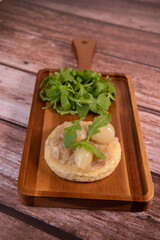 Thin iced onion tart, mashed pink onions and salad
