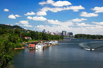 Naklejka premium USA, Oregon, Portland. City landscape and Willamette River.