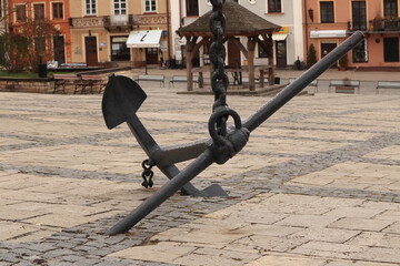 Sandomierz. Pomnik kotwicy na rynku w Sandomierzu. "Zakotwiczono niebo" Sandomierz. Anchor monument on the market square in Sandomierz. "Anchored Heaven" © jarizPJ