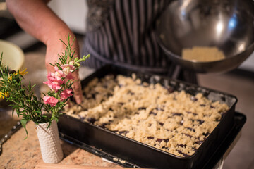 Pflaumen-Streusel-Kuchen vor dem Backen