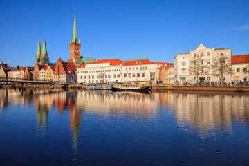 Fototapeta na wymiar Lübeck vue des rives, de la Trave