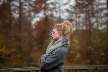 Wunderbare Schöne Frau mit Blondem Haar  und Grauen Mantel in der Winter Zeit in Berlin