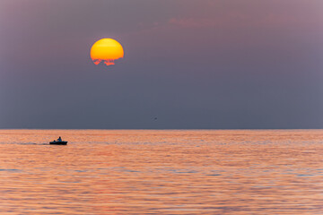 Alba con sole sospeso nella foschia mattutina 