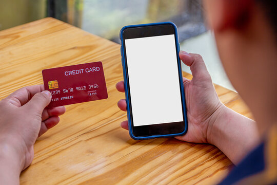 Women Holding A Red Credit Card To Shop Online, Credit Cards Can Accumulate Points To Use Points For Online Shopping, Credit Cards To Use Installments.