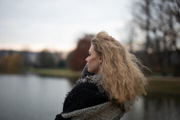 Wunderbare Schöne Frau mit Blondem Haar  und Grauen Mantel in der Winter Zeit in Berlin