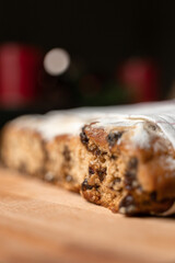 Christstollen in der Weihnachtszeit, Stollen mit Rosinen, Winterzeit