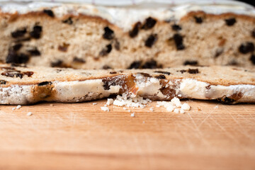 frischer Christstollen am Advent, In der Weihnachtsbäckerei, winterlich, Weihnachtszeit
