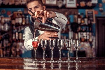 Bartender mixes a cocktail on the pothouse
