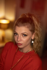 Fototapeta premium Wunderbare Schöne Frau mit Blondem Haar in der Winter Zeit in Berlin