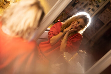 Wunderbare Schöne Frau mit Blondem Haar in der Winter Zeit in Berlin