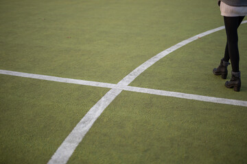 Wunderbare Schöne Frau mit Blondem Haar  und Grauen Pullover in der Winter Zeit in Berlin