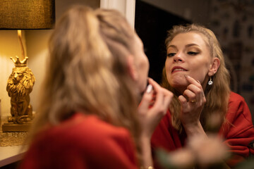 Wunderbare Schöne Frau mit Blondem Haar  und Grauen Pullover in der Winter Zeit in Berlin