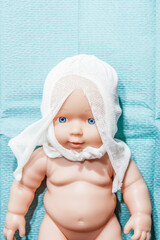 Baby Kopfverband Arbeitsschritt, demonstriert an einer Puppe