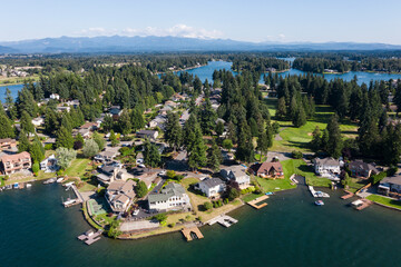 USA, Washington State, Lake Tapps. Waterfront homes and boat in lake. - obrazy, fototapety, plakaty