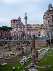 Roma, fori imperiali, colonne e resti dei fasti della civiltà classica