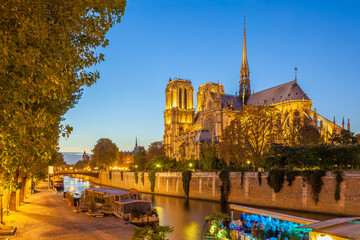 Seine and Notre Dame de Paris at twilight