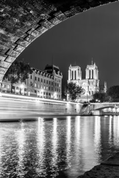 Seine river and Notre Dame de Paris at night